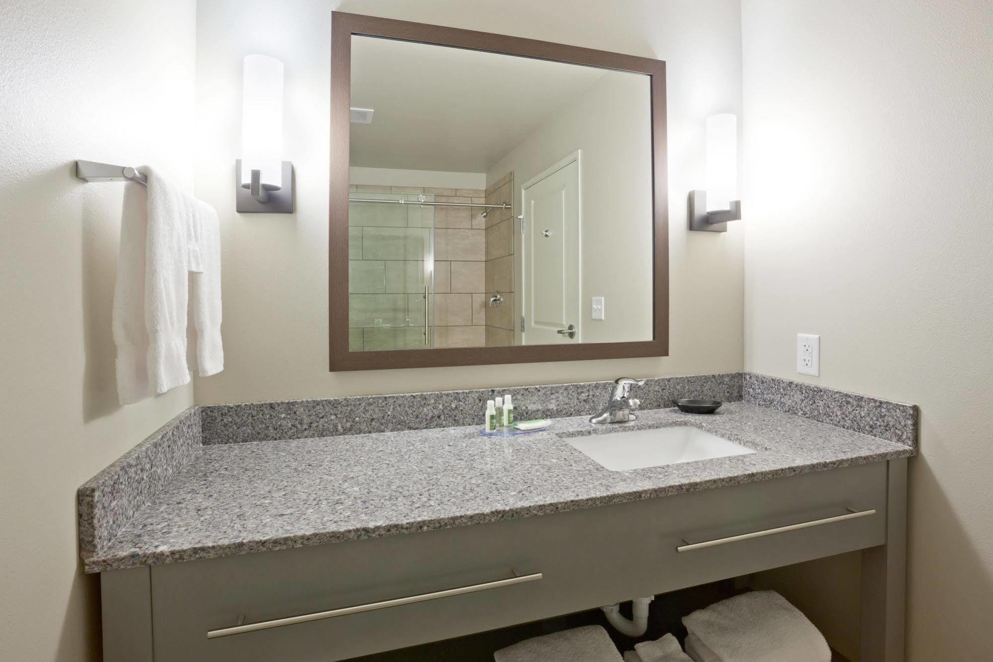 Grandstay Hotel & Suites Valley City エクステリア 写真