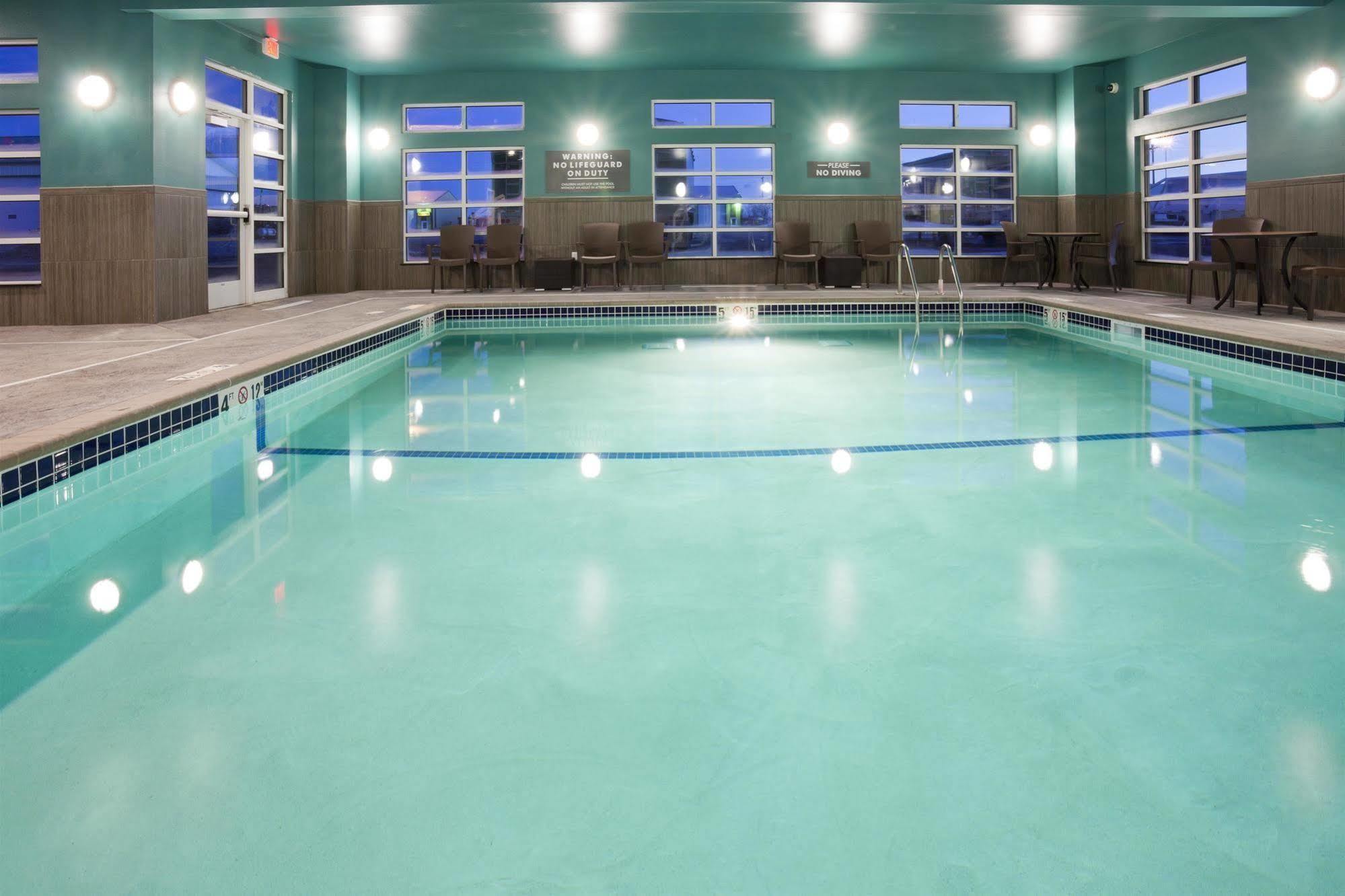Grandstay Hotel & Suites Valley City エクステリア 写真