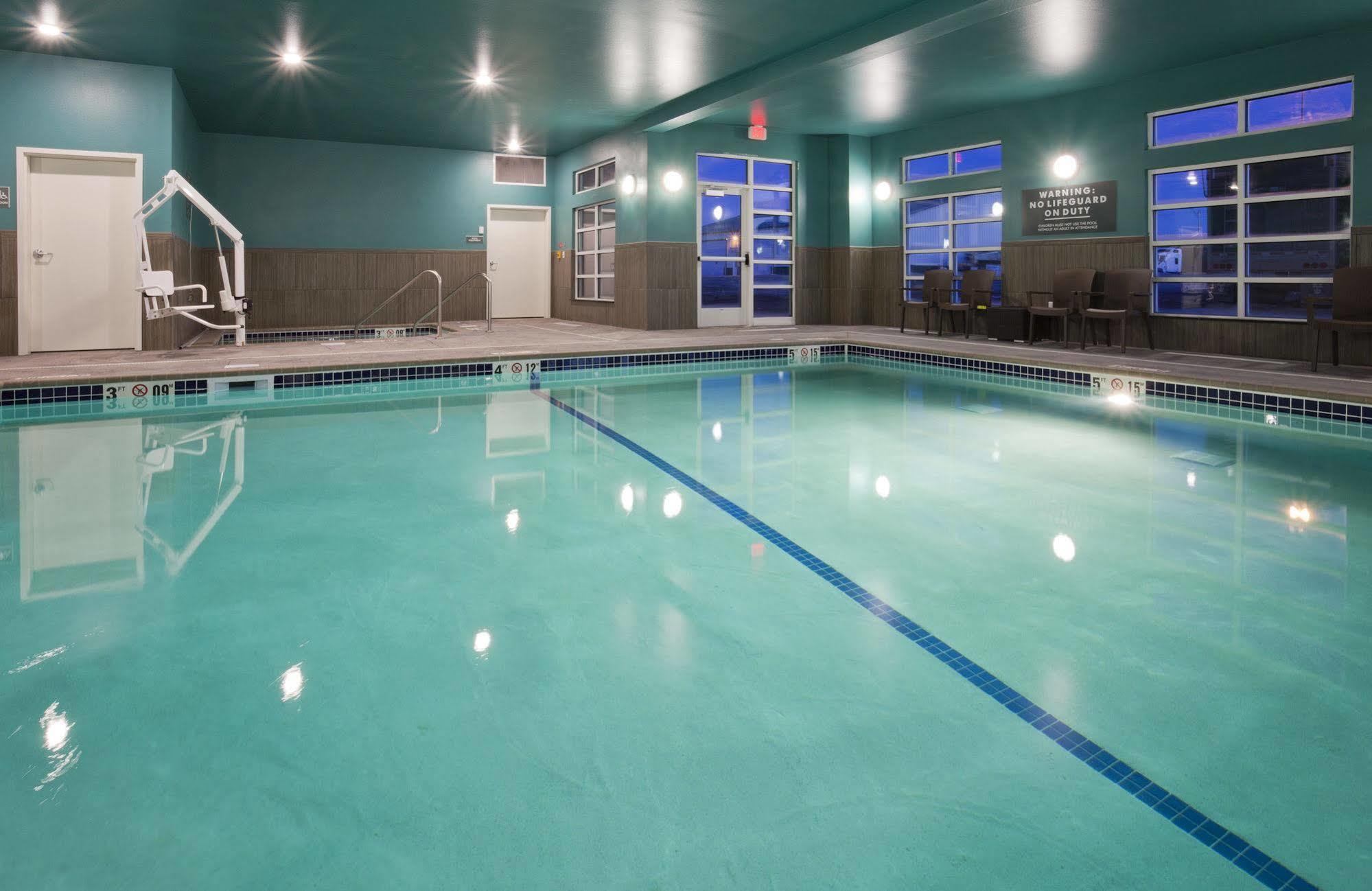 Grandstay Hotel & Suites Valley City エクステリア 写真